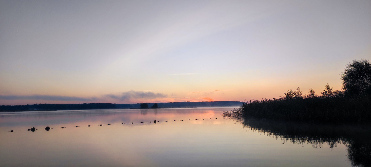 Встречаю рассвет на берегу озера Селигер. Фото автора
