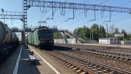 Зелёный электровоз ВЛ11М-325/319Б с грузовым поездом