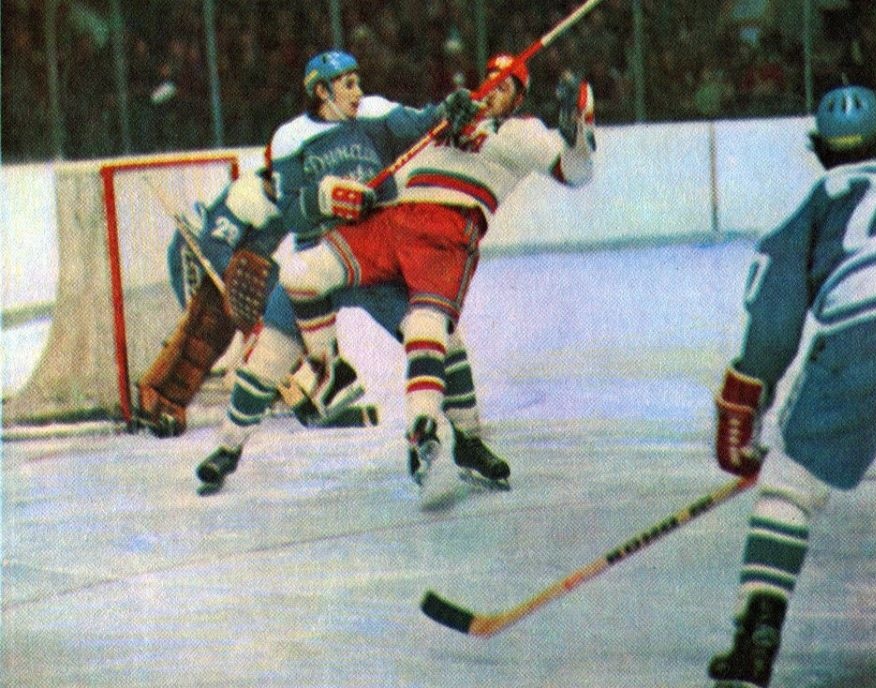 Фото с яндекс.картинки (силовая борьба у ворот динамовцев)