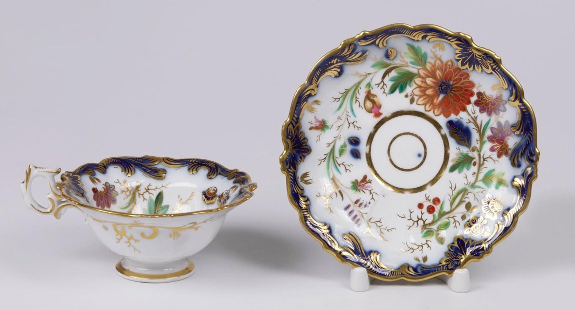 Чайная пара из сервиза, выполненного на заводе Корниловых в 1840-1861 годах. © Государственный Эрмитаж