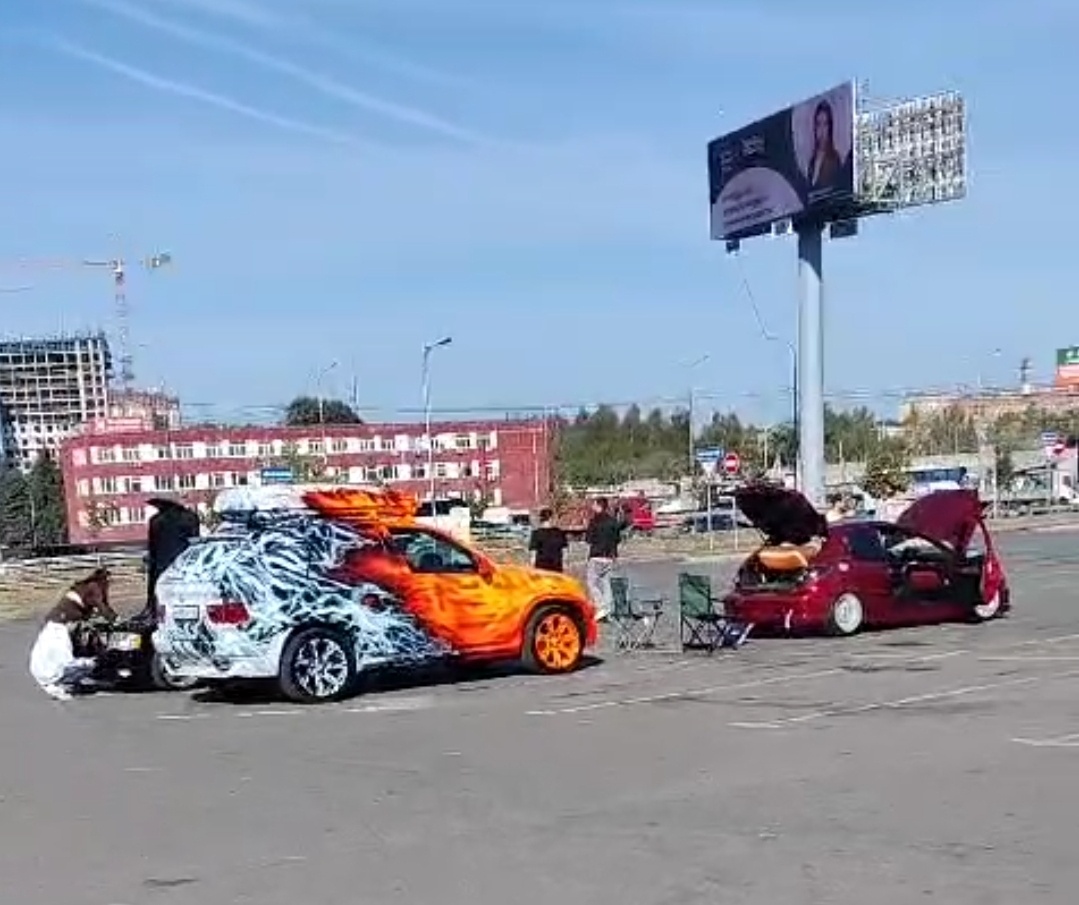 Муж на подработке. Выставка тюнинга на авто