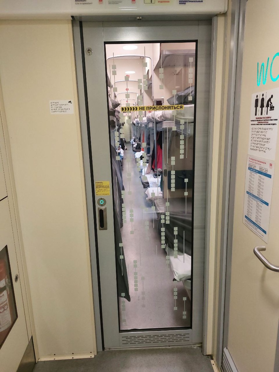 Вот так теперь выглядят двери  в вагоне