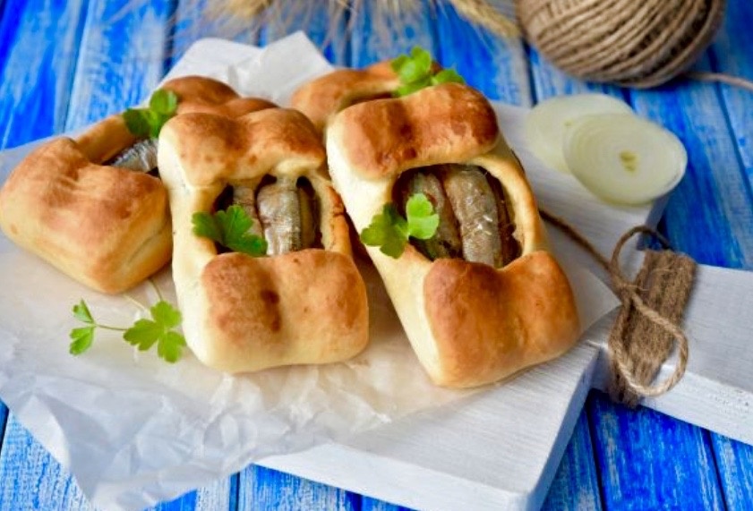 Праздничные "Поморские кулебяки" с мойвой.