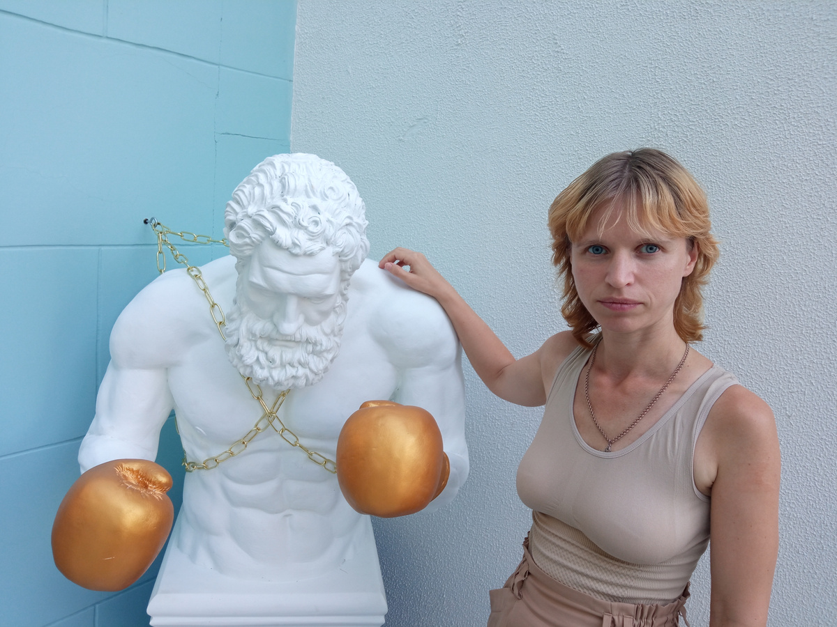 боксёр прикованный к стене