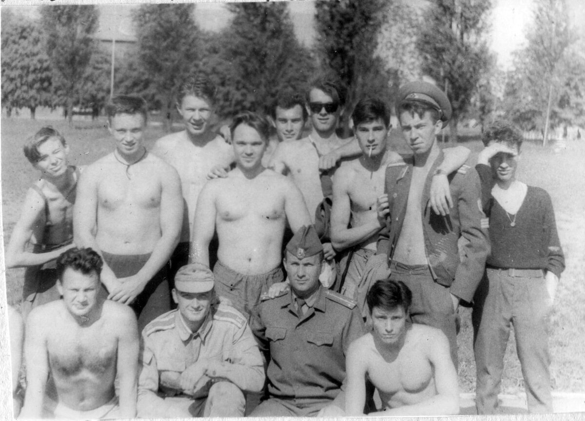 г. Калининград, КВАТУ. 81к/о. Фотография сделана на стадионе училища, после футбола в мае 1993 года. Первый ряд сидят, слева направо: Алексеев Алексей (я), Николай Егоров, капитан Иванченко (наш командир взвода или курсовой офицер) и Сулаев Сергей. Второй ряд, стоят, слева направо: Мова Вадик, Кокорев Алексей (Болик), Востоков Владимир (Восток), Щербаков Игорь (Гоша), Савченко Игорь (Савва), Стас, Прокофьев Дмитрий (Митяй), Бордунов Альберт, Малый (ахтубинский пацан).