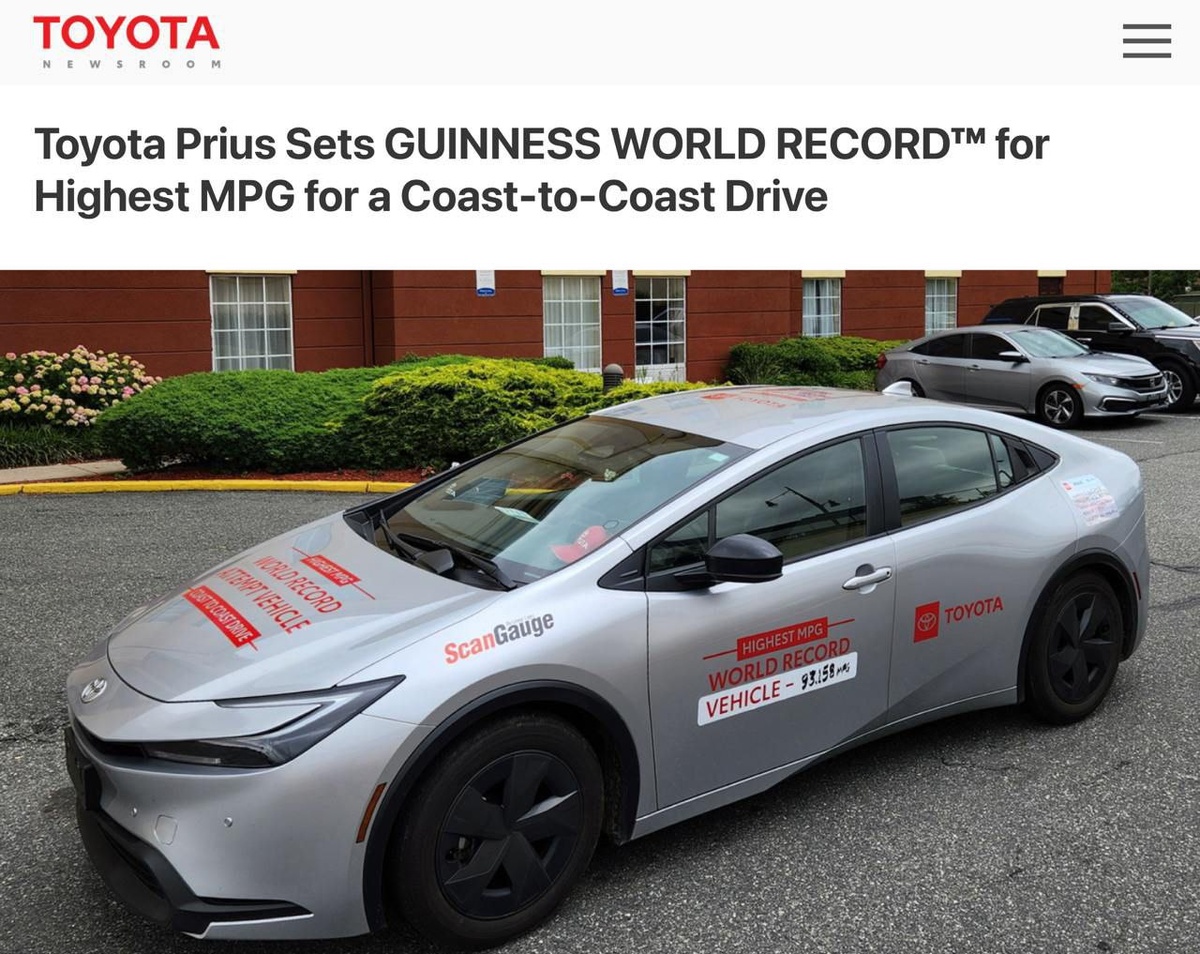 Новый Prius LE проехал 1700 км на одном баке с расходом 2,5 л на 100 км. Машина выехала из Лос-Анджелеса и доехала до Нью-Йорка. 
Если бы стартовали из Питера то смогли бы доехать до Берлина на одном полном баке, потратив всего ₽2,300 на бензин. 

«Главное — медленно трогаться, плавно давить на газ и заранее отпускать педаль», — поделился водитель. 