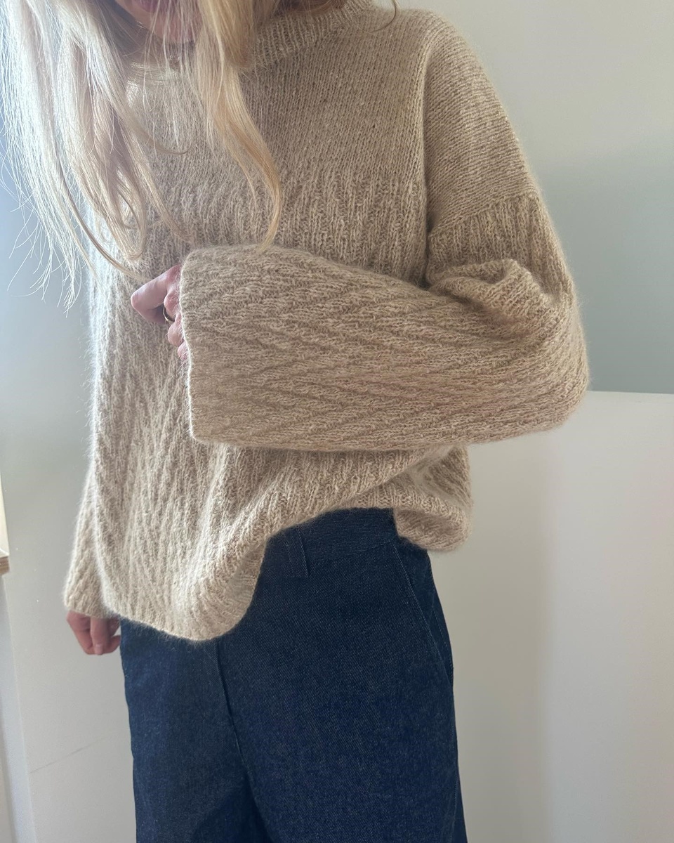 Модель оверсайз с теневым узором