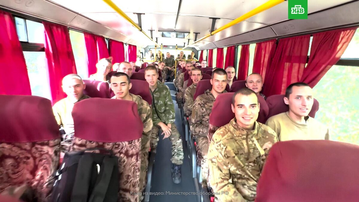    «Уже все позади»: видео с освобожденными из украинского плена военными