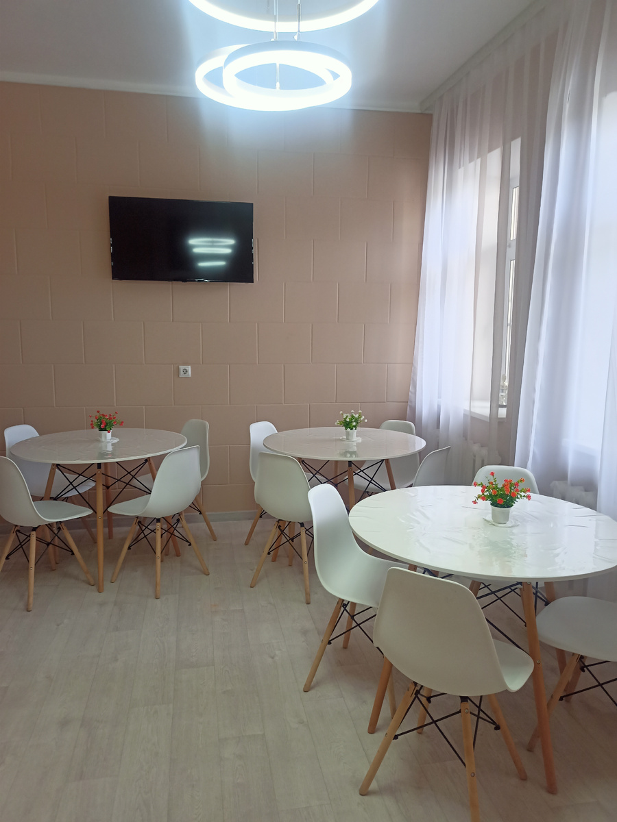 Столовая в нашем гостевом доме. На фото не все столики. Кухня тоже имеется в соседней комнате