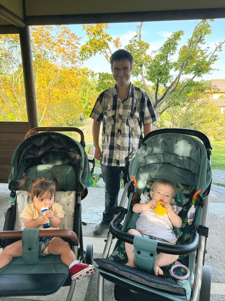 На фото парень по имени Михаил, ему 20 лет. Он вполне может сам ухаживать за собой, говорить, готовить и закончил школу. Обычный парень, очень интересный и начитанный. 