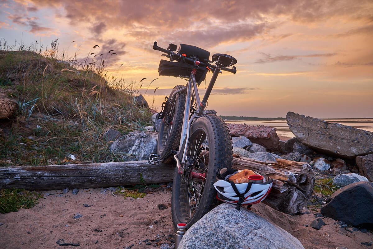 Закат. Фэтбайк. Кофе в термосе. Плюшка с мясом.