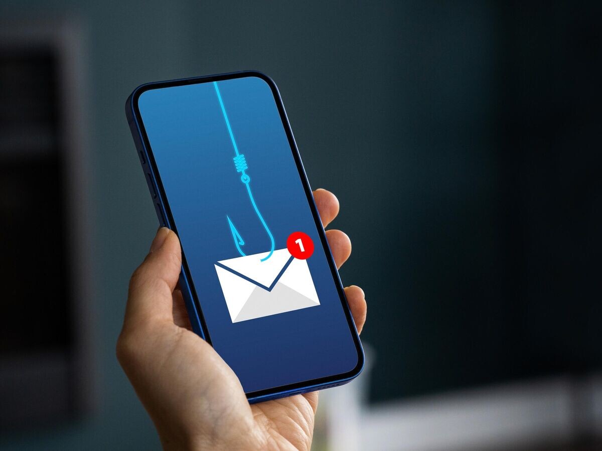    Оповещение об угрозе на экране смартфона© iStock.com / Sadi Maria