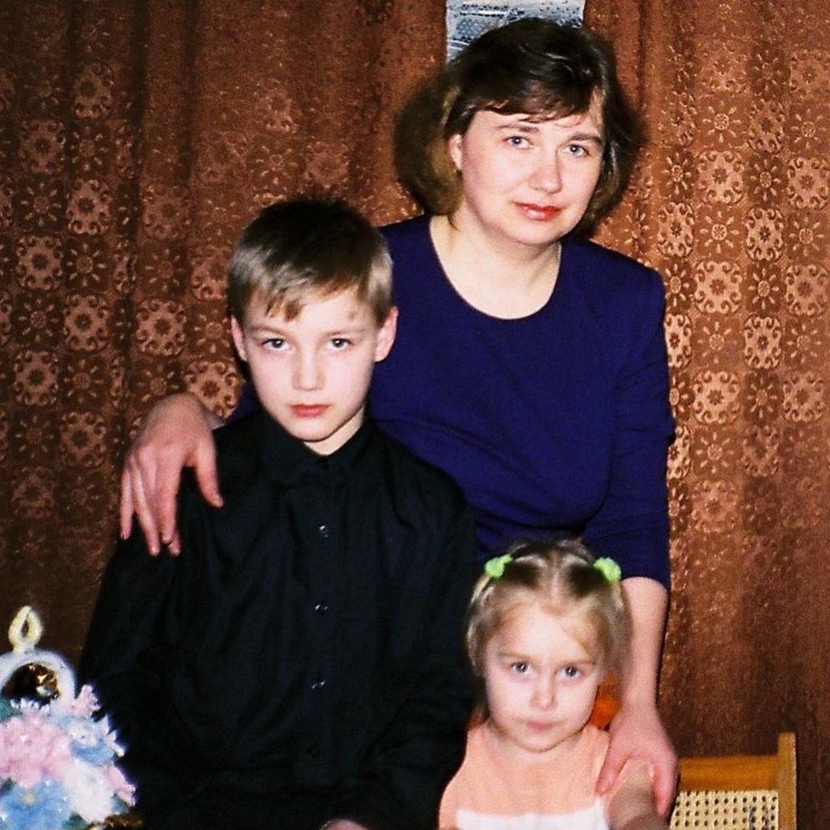 Алексей с матерью и сестрой в детстве
