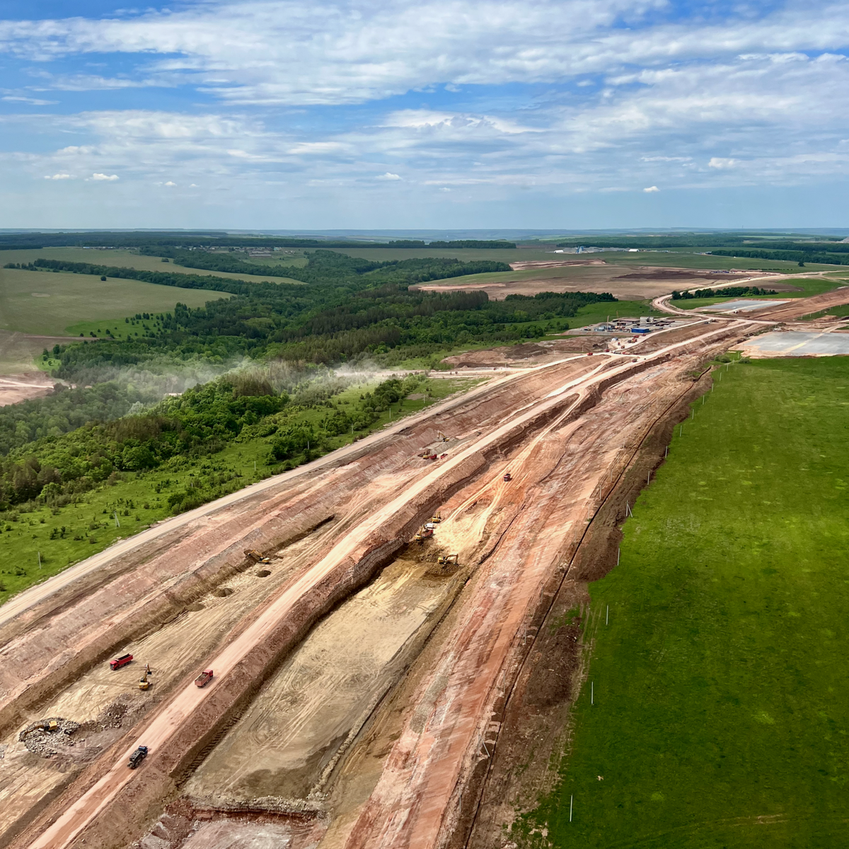 © Rubin16 / CC BY-SA 4.0 (Строительство М-12 «Восток» недалеко от Казани, 2022 г. Напомним, движение по современной скоростной автомагистрали от Москвы до столицы Татарстана открыли в конце 2023 г. В 2025 г. дорога через Екатеринбург дойдет до Тюмени)