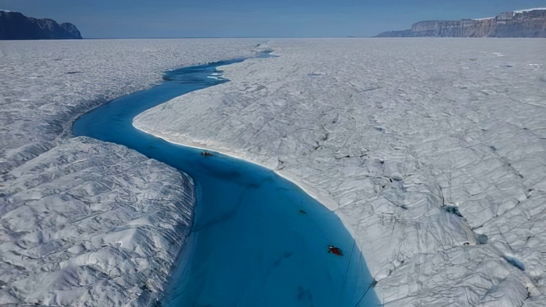 Это не Большой Гренландский каньон, а всего лишь объект «Голубая река» — результат таяния ледяного щита в Гренландии