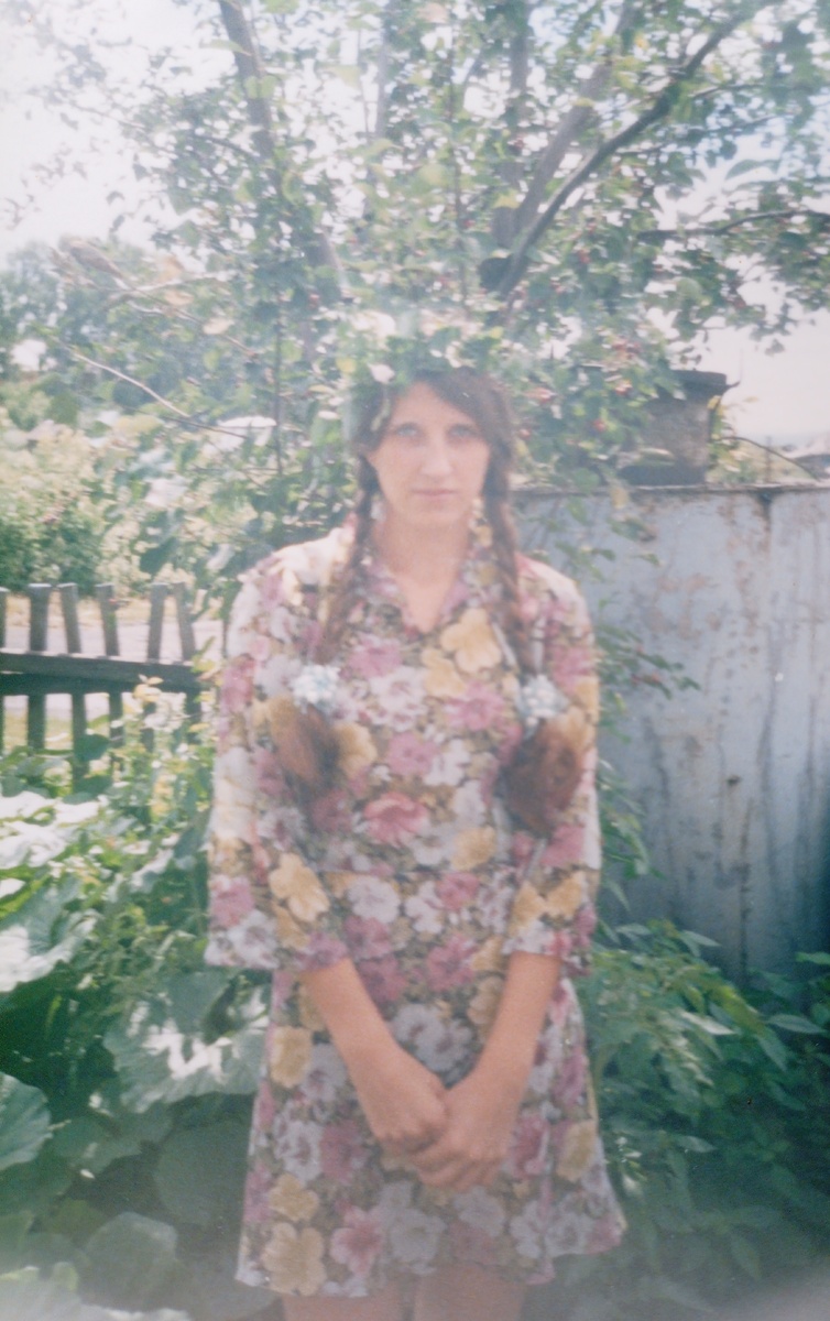 на фото я, но в платье мамы😊