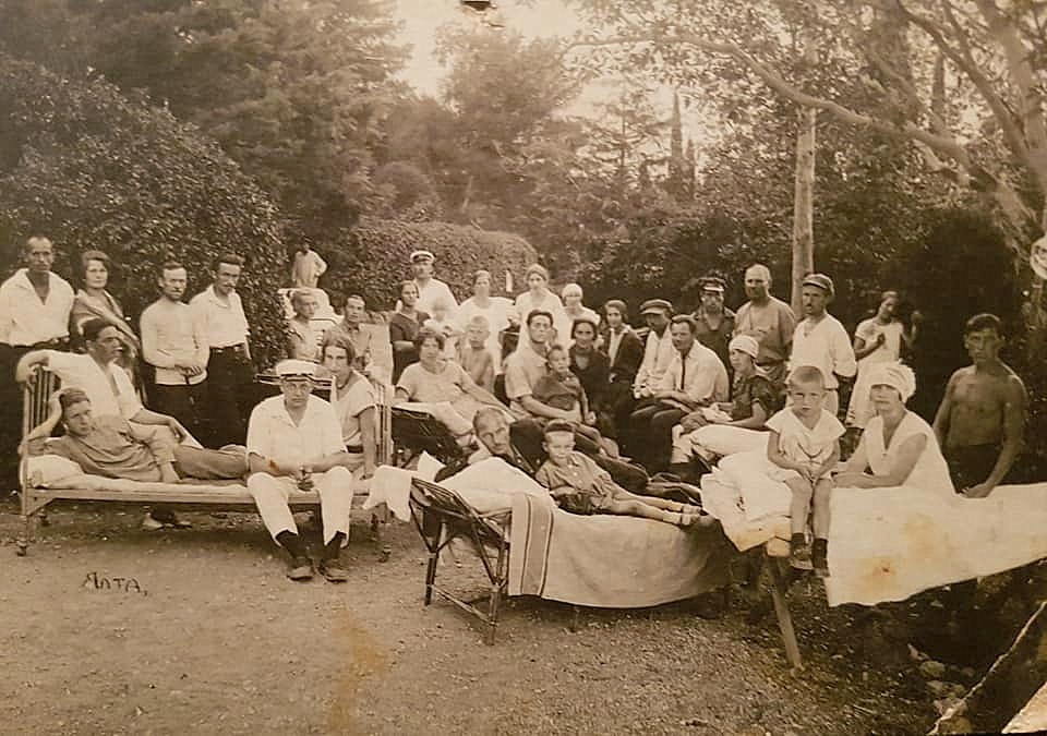 Жители Ялты после землетрясения.