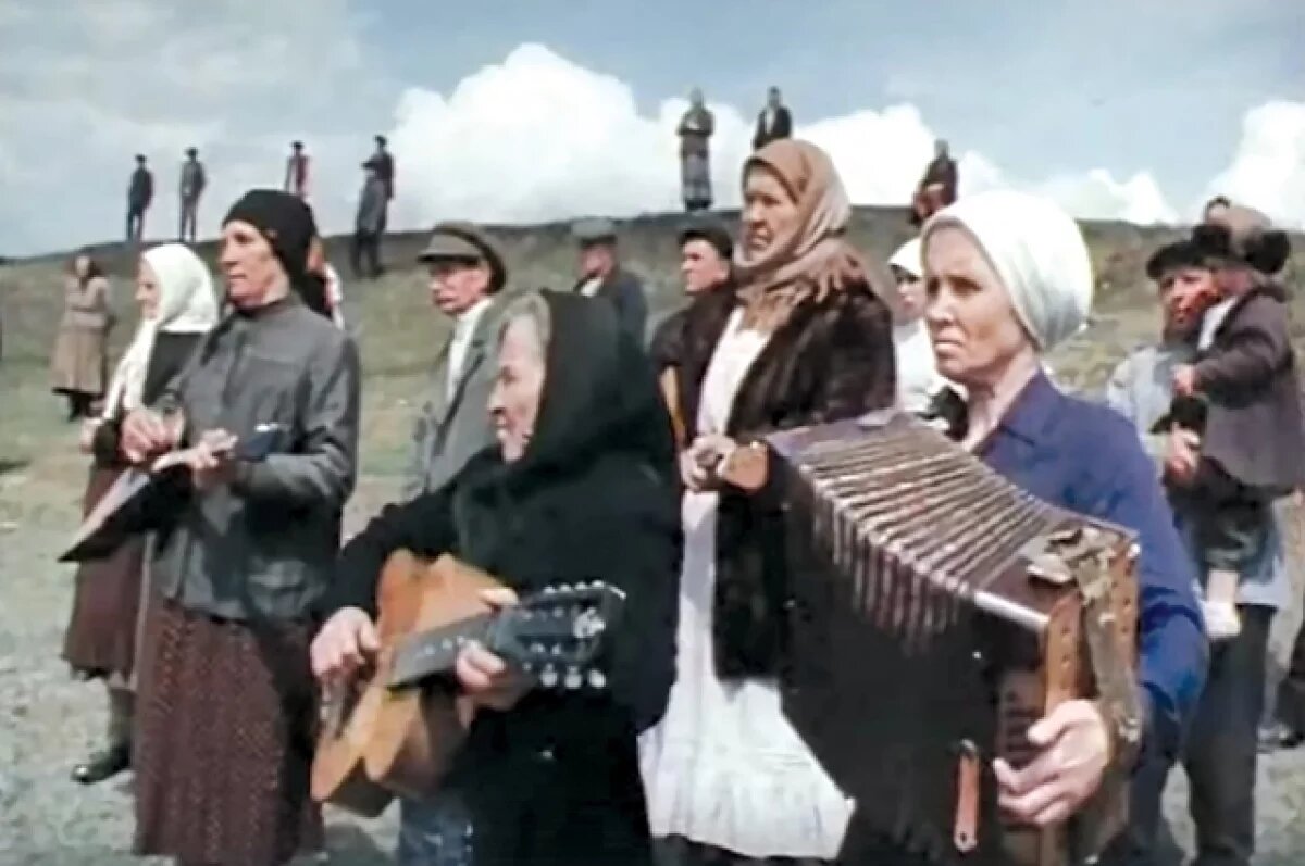    Артисты из народа. Играют участницы художественной самодеятельности.