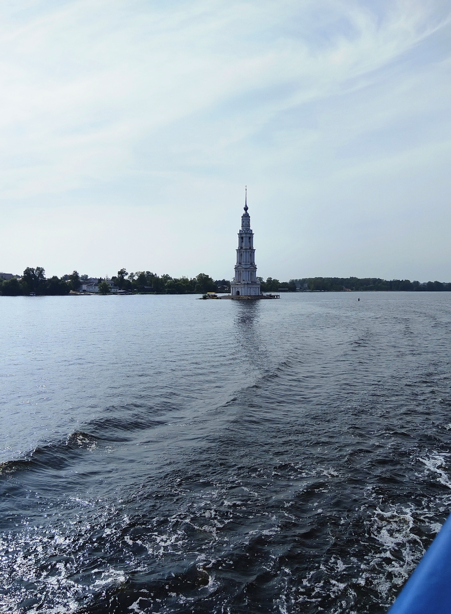 Рыбинское водохранилище. Калязинская колокольня. "Берег стелется" с любой стороны.