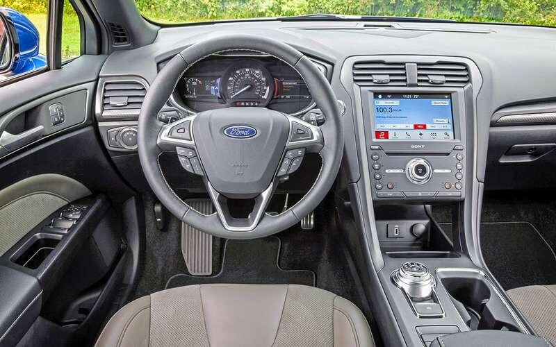    Оформление салона унифицировано с европейским Mondeo. Материалы могут различаться. Fusion в дорогих комплектациях отличается тем, что вместо стандартного рычага трансмиссии – «крутилка».