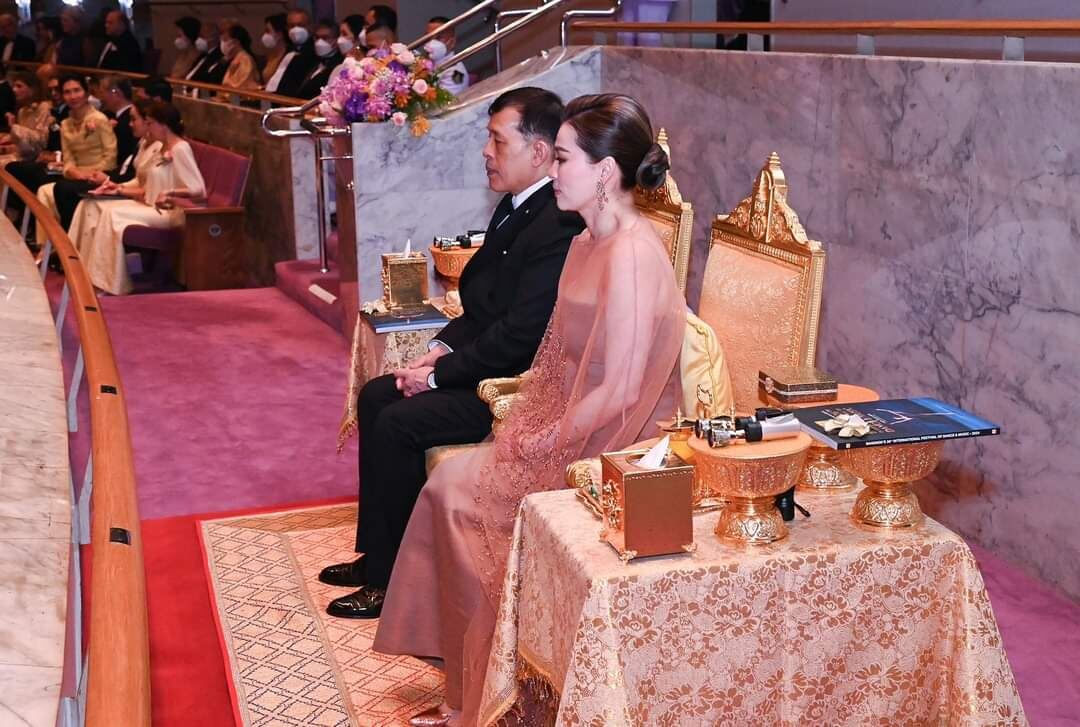 Король Рама Х и Королева Сутхида. На заднем плане челядь в респираторах. 