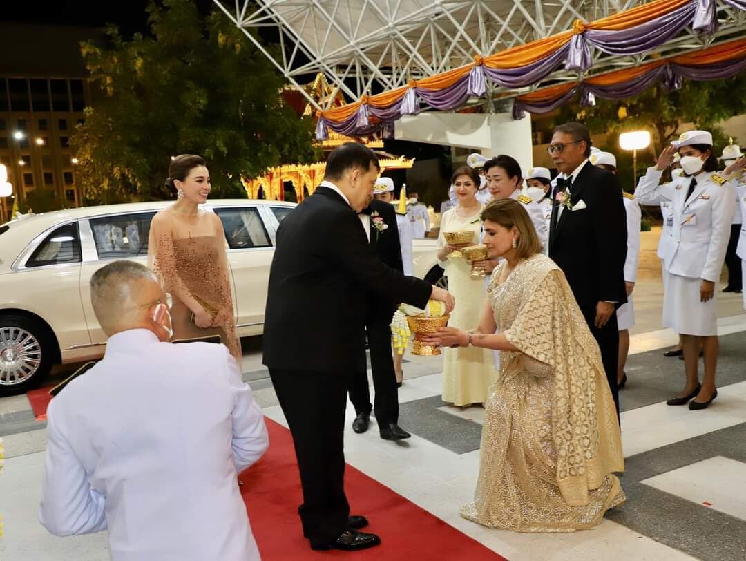 Подданные встречают своего Короля   на открытии 26-го Бангкокского международного фестиваля музыки и танцев. 