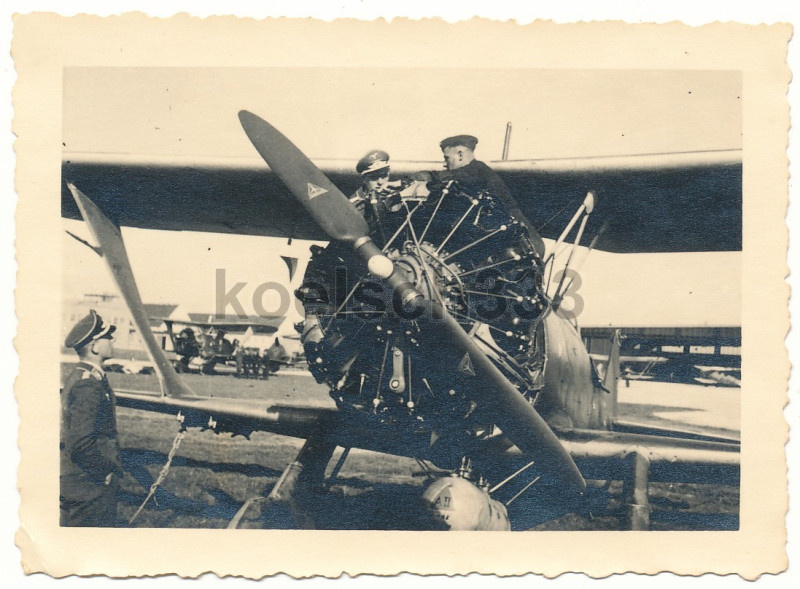 Henschel Hs 123 на аэродроме Инстербурга. Именно данная машина стала предвестником появления знаменитого пикирующего бомбардировщика Ju 87 "Stuka".