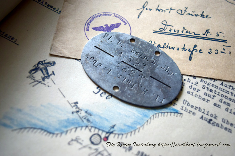 Личный жетон военнослужащего комендатуры аэродрома Инстербург и письмо с печатью школы пикирующих бомбардировщиков Инстербурга (Sturzkampfschule Insterburg). Из собрания фонда Die Kleine Insterburg, Евгения А. Стюарта
