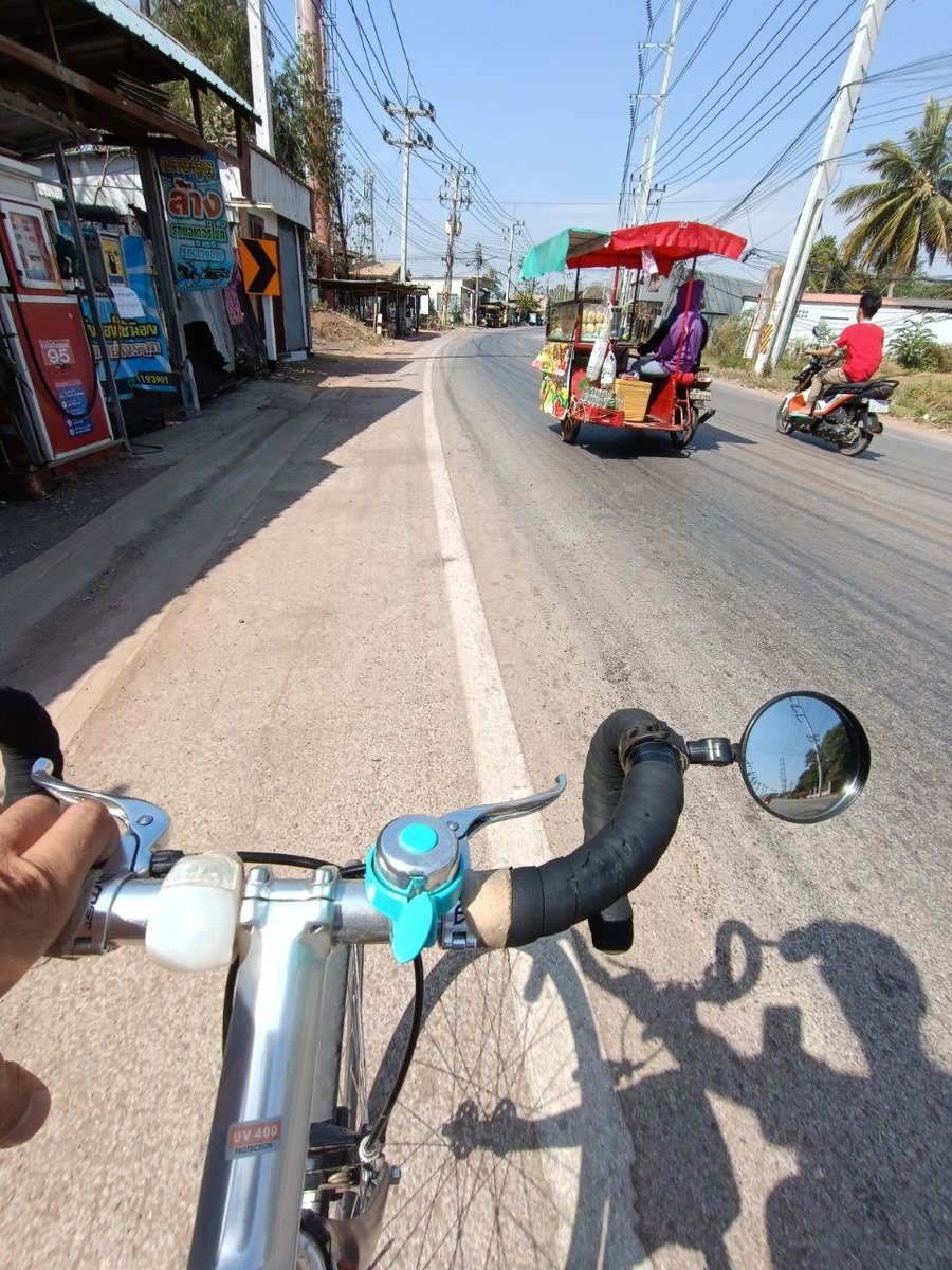 Заехал в Тайланд-надо перекинуть зеркало на правую сторону (движение левостороннее).