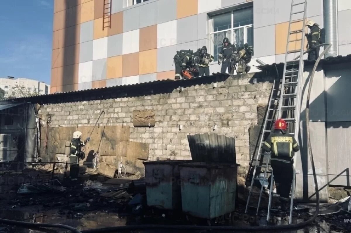    В Брянске ликвидировали пожар рядом с ТЦ «Ярмарка-2»