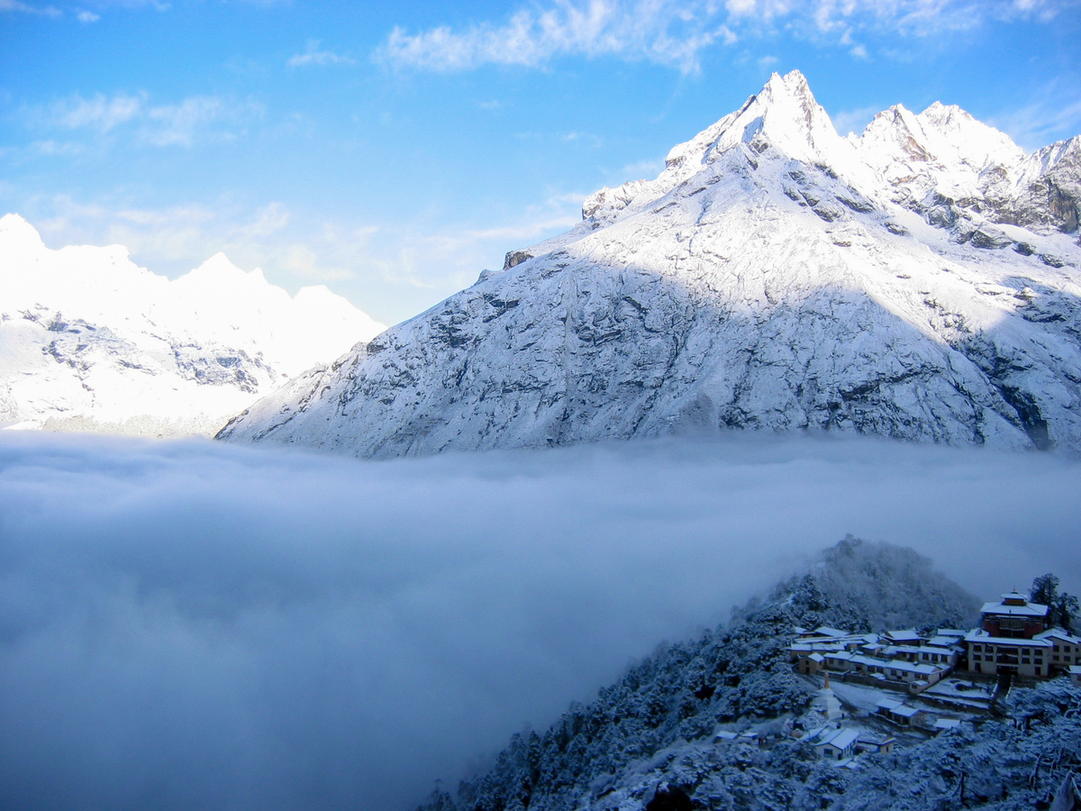 В галерее все фото автора. Непал. Страна, где расположены восемь из 10 самых высоких гор в мире (включая Эверест, высочайшую точку земли). Озера Гокио представляют собой самую высокую в мире систему пресноводных озер, где воды, питаемые ледниками, окружены снежными вершинами. В национальном парке Читван обитают редкие популяции носорогов и бенгальских тигров, а в национальном парке Сагарматха можно увидеть снежных барсов и красных панд.