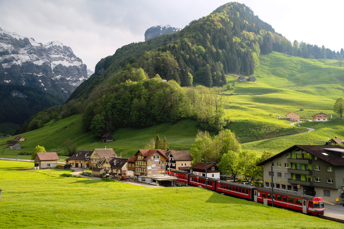 Швейцария. Швейцария без сомнения, является одной из самых красивых стран мира, независимо от того, когда вы ее посещаете. Однако зимой она превращается в настоящую страну чудес с покрытыми снегом лыжными склонами и замерзшими озерами в изобилии.  Деревни Цермат и Мюррен, живописные берега Женевского озера, горные цепи и чистые озера.