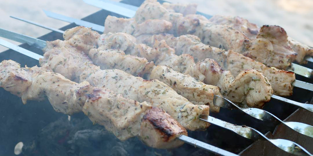 Шашлык из свинины с помидорами и розмарином