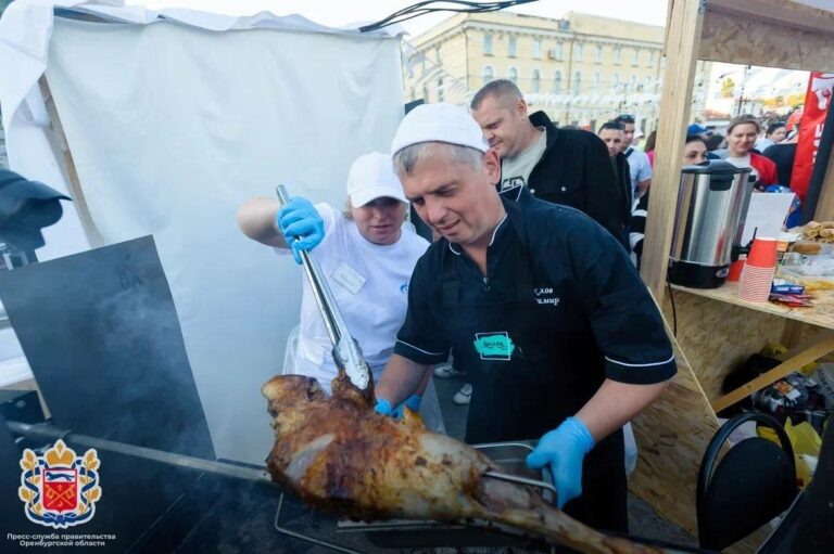    Баран на вертеле и коктейль из дыни. В Оренбурге идет второй день «вкусного» фестиваля Андрей Севостьянов