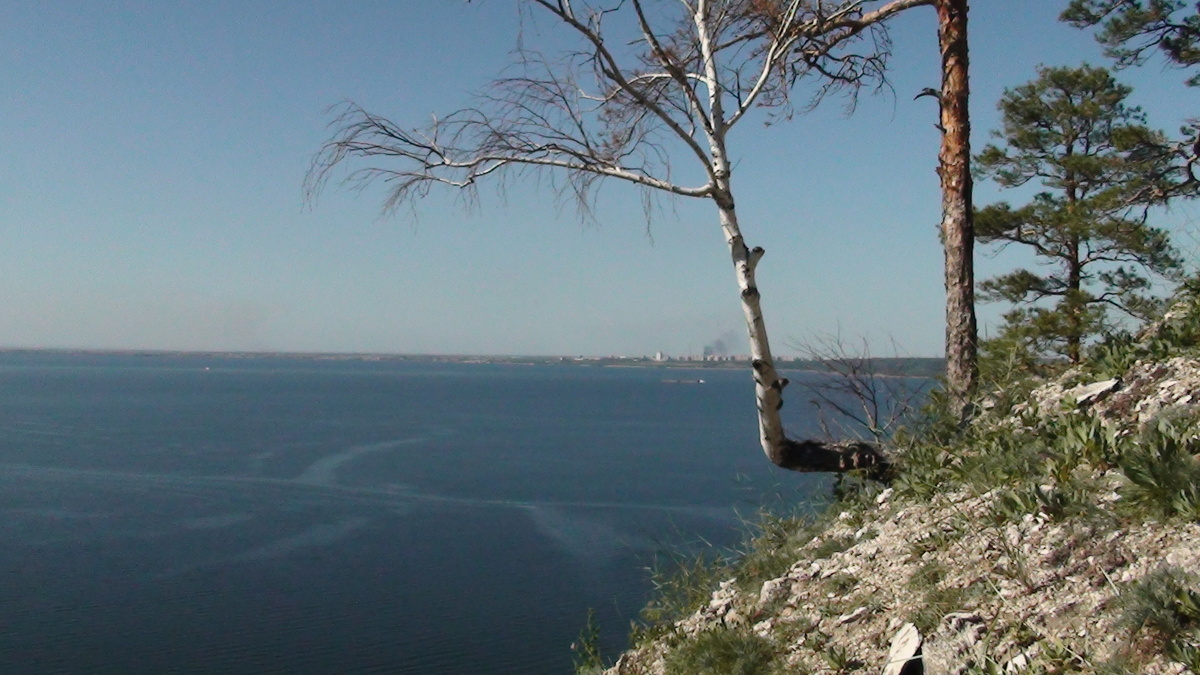 Вид на Тольятти с Жигулевских гор. 14 км. Волга. Моё фото.
