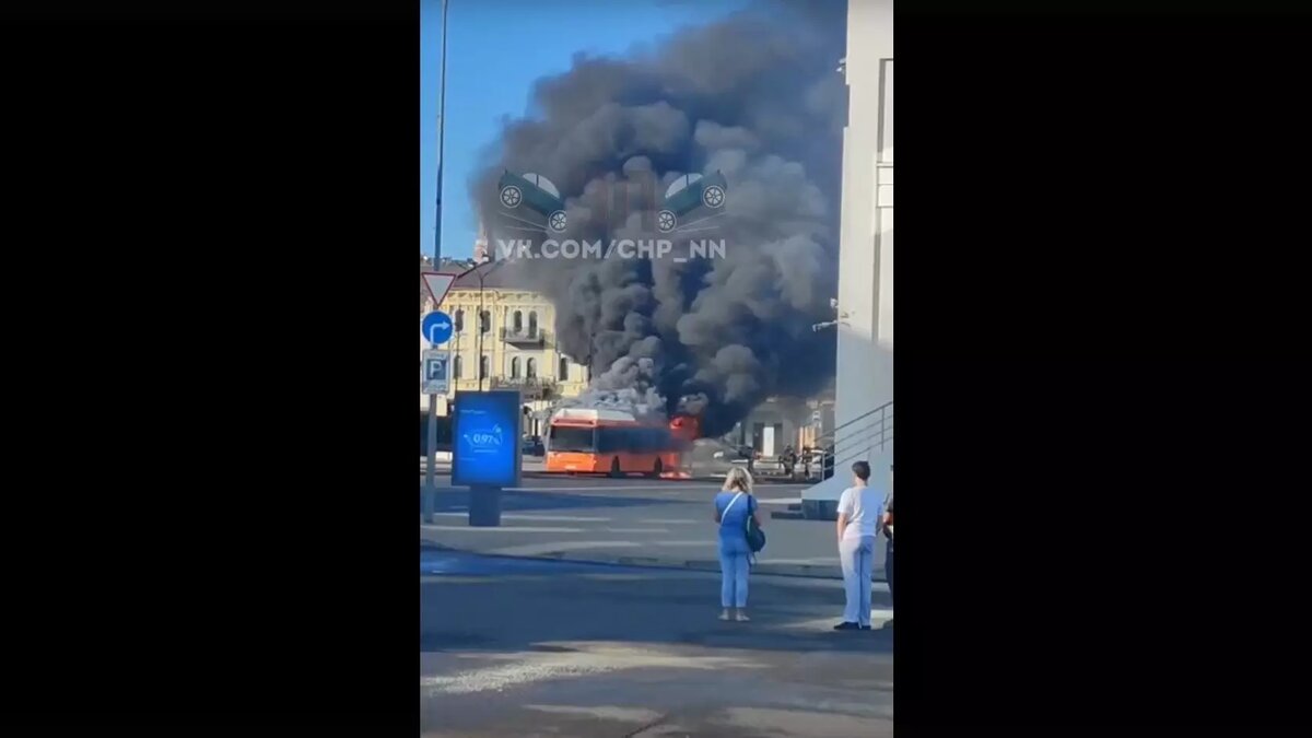 Автобус вспыхнул на ходу в Нижнем Новгороде. Смотрим видео | newsnn.ru |  Дзен