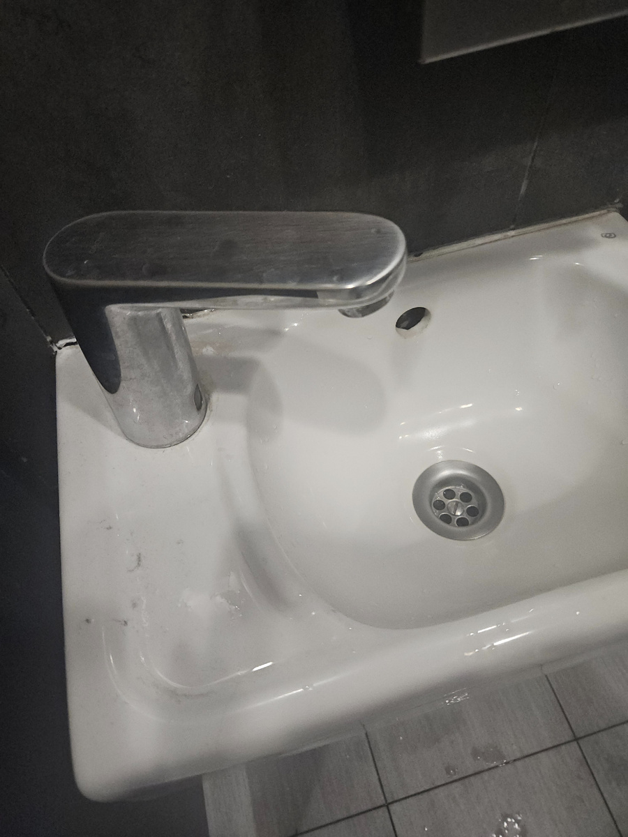 Грязные раковины.