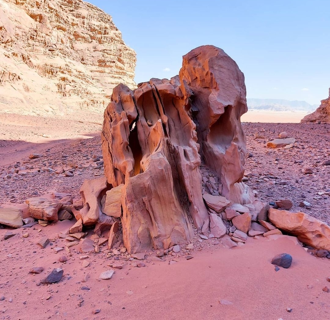 Кусок отвалившейся скалы в пустыне Вади Рам, Иордании (фото автора). Просто для обложки, хотя кто знает - может, тоже от какого дурного глаза упал.