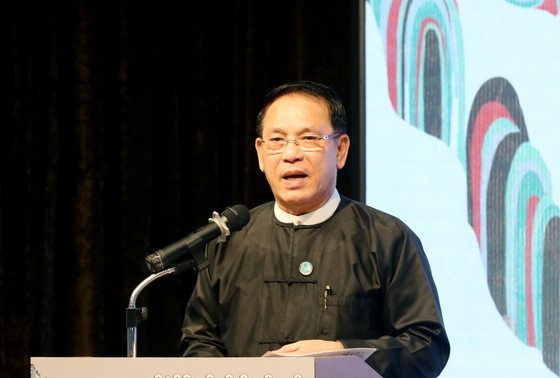    Министр информации республики Маун Маун