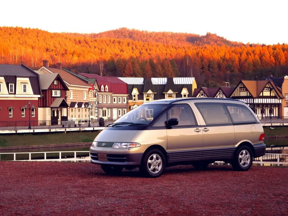 Toyota Estima Emina 1996 года в последнем кузове, как ее видит нейросеть, листайте дальше 