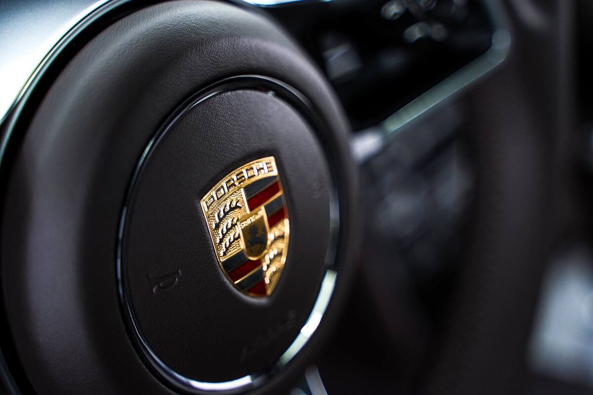 Керамика для кожи! Как нанести состав?

Свойства керамического покрытия Leather Prоtect:

• Для защиты абсолютно всех изделий из кожи;
• Облегчает чистку поверхности;
• Обновляет и насыщает цвет;
• Гидрофобный эффект;
• Стойкость к воздействию ультрафиолета;
• Период службы 6-9 месяцев

Характеристики

Вид техники: Авиатехника, Внедорожники, Водная техника, Грузовые автомобили и автобусы, Квадроциклы, Коммерческий транспорт, Легковые автомобили, Погрузчики, Скутеры, Снегоходы, Строительная и с/х техника

Комплектация: Основной состав Leather Protect, губка-аппликатор, салфетка-аппликатор, инструкция.

Процесс нанесения защитного покрытия Leather Protect состоит из нескольких этапов:

• Первый этап: подготовить поверхность к последующему нанесению средства. Рекомендуется тщательно почистить поверхность используя Megvit Leather Cleaner. После поверхность необходимо тщательно высушить.

• Второй этап: нанесение защитного слоя. Небольшое количество средства нанести на губку аппликатор и обработать небольшой участок. Чтобы обеспечить максимальный эффект от использования керамического состава Leather Protect, необходимо следить за тем, чтобы средство наносилось равномерно. Состав быстро впитывается в кожаную поверхность и не требует дальнейшей обработки микрофиброй.

• Третий этап: завершение процедуры. После того, как вся поверхность будет обработана Leather Protect, необходимо исключить попадание прямых солнечных лучей, влаги и пыли на протяжении 6-8 часов. Именно поэтому процедуру лучше всего проводить в закрытом помещении.