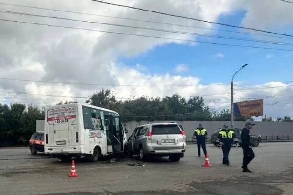    Из-за ДТП с пассажирским автобусом в Омске пострадали 11 пассажиров из 12