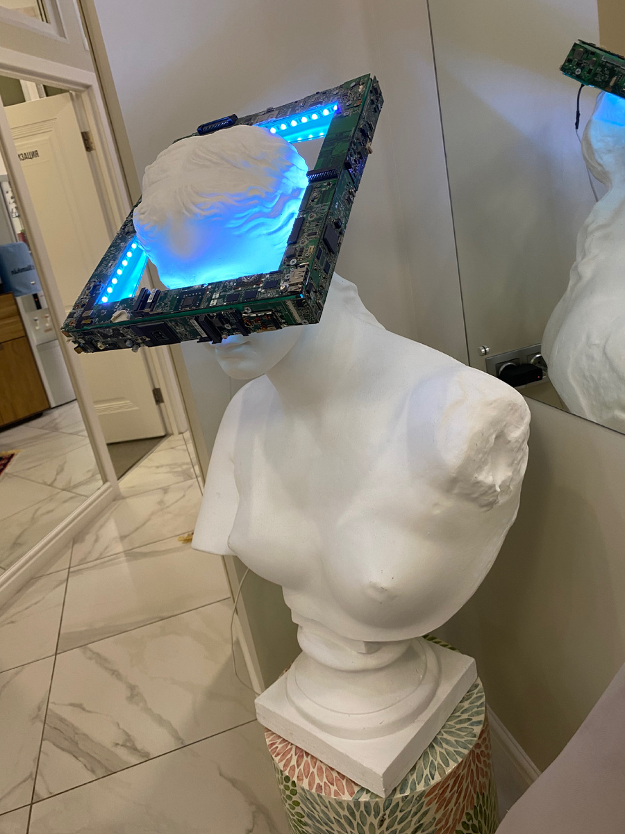 Такая скульптура стоит в стоматологии, но мне бы тоже подошла:)