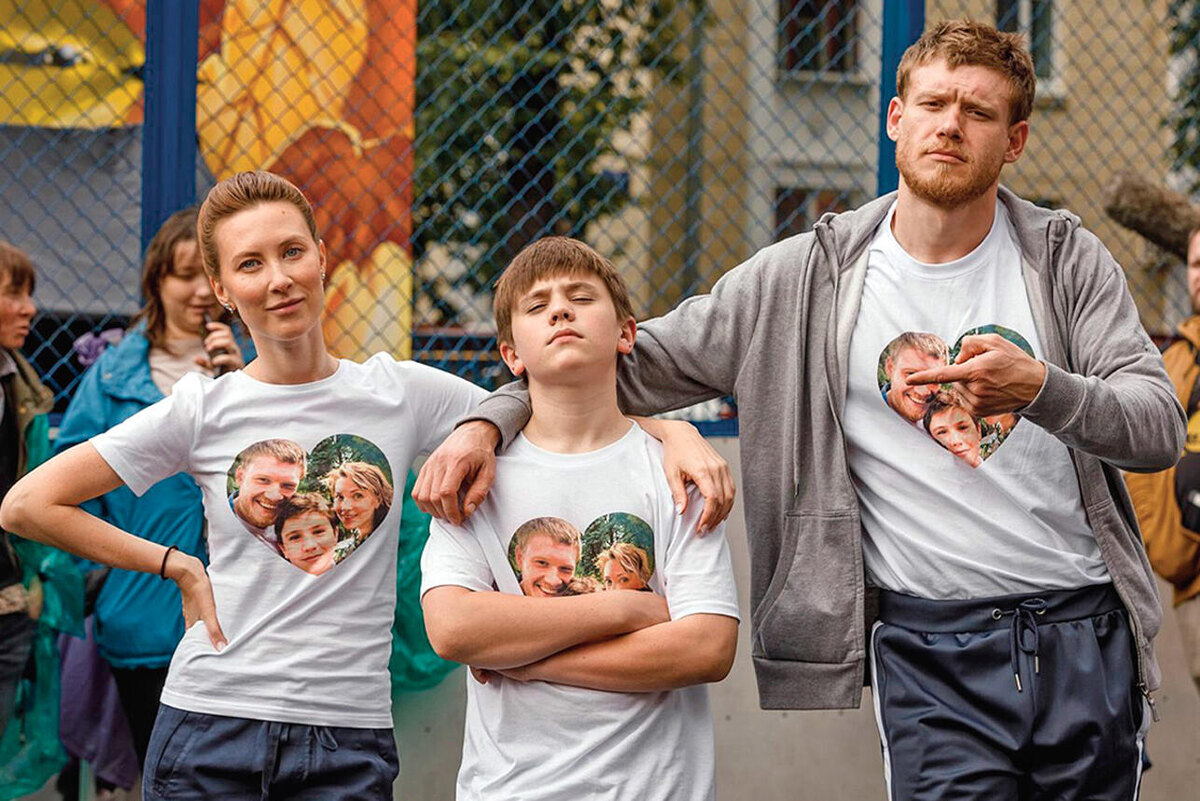    Вероника Васант, Матвей Семенов и Виктор Хориняк в сериале «Родком» СТС
