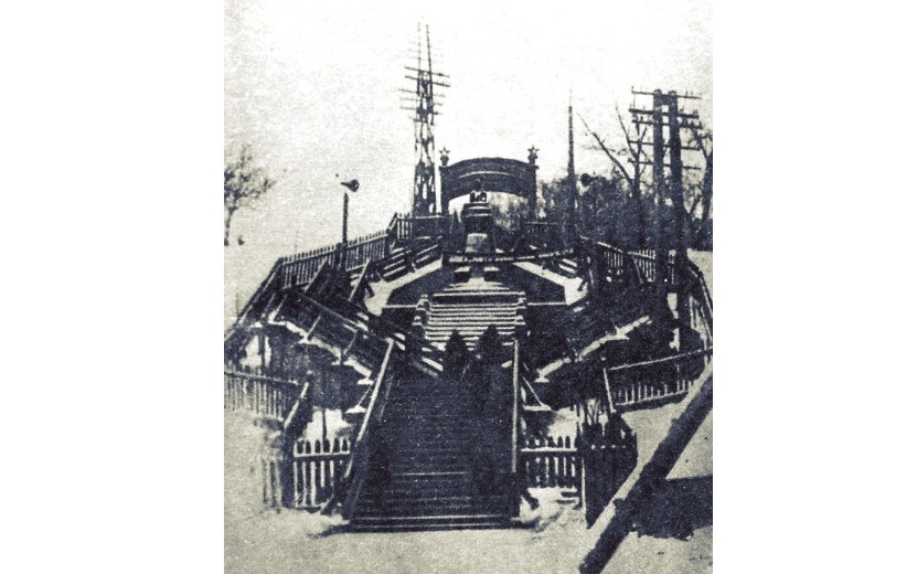  Старая лестница  между плотиной и ул. Советской. Фото: С. Н. Селивановский «Старый Ижевск»