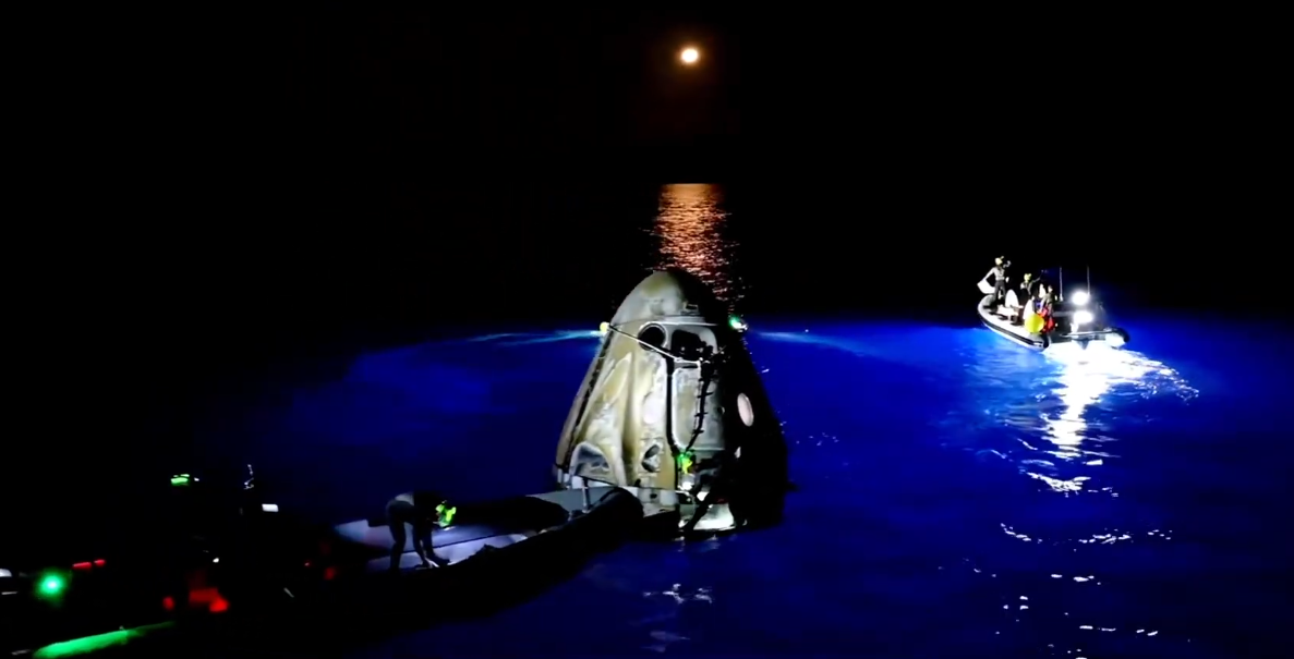 Капсула после приводнения, кадр с трансляции. Credit: SpaceX. 