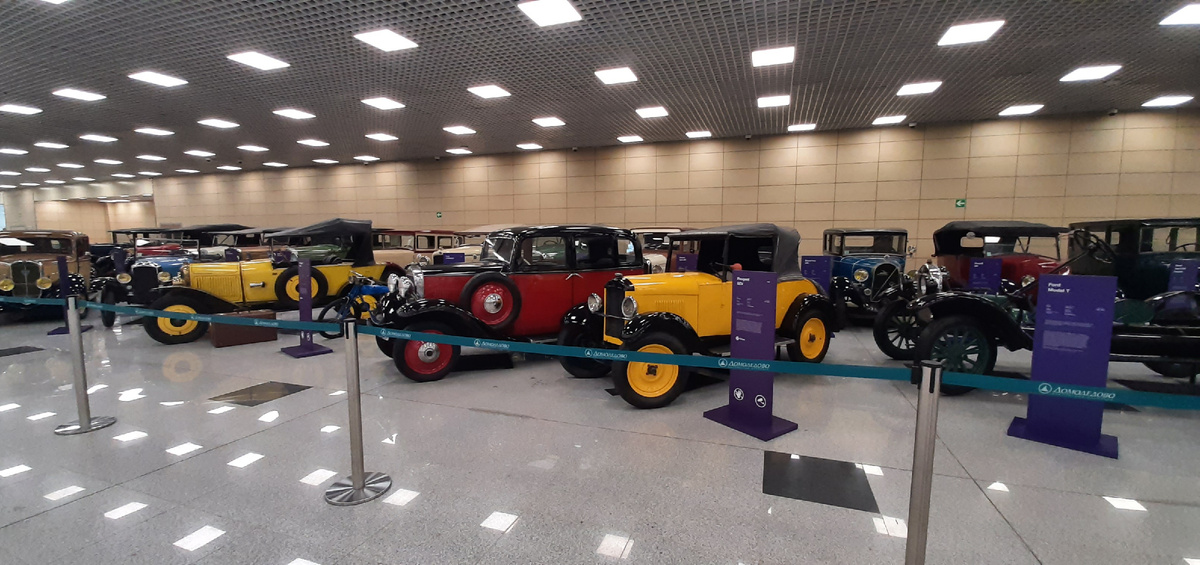 Экспозиция старинных машин. Аэропорт Домодедово.