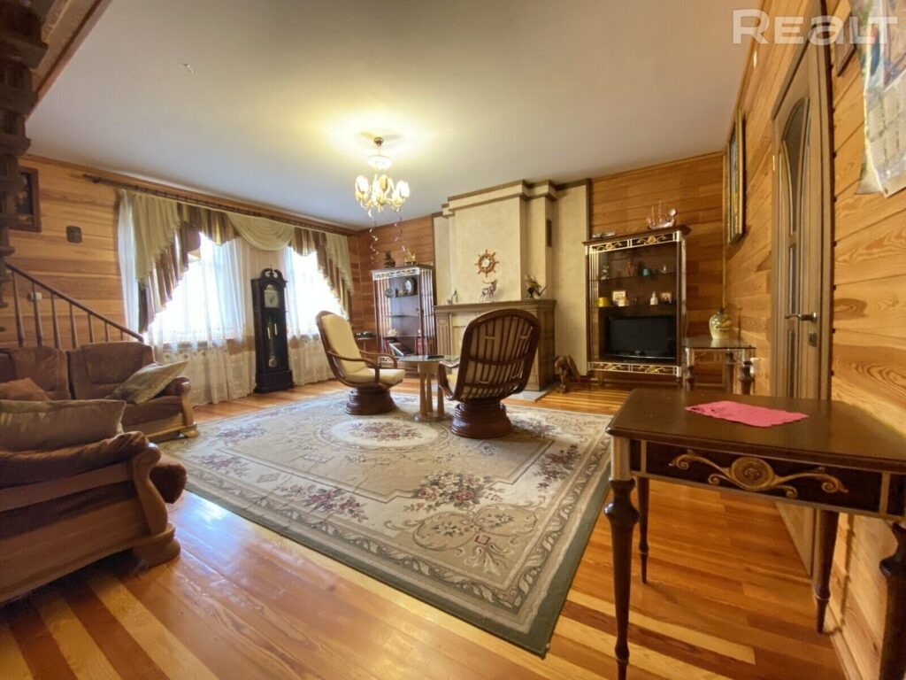 Деревянный коттедж построен в 2010 году и имеет площадь 272 квадратных метра.