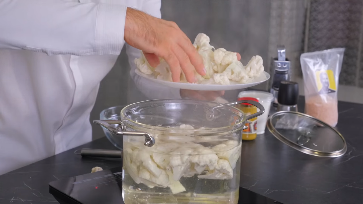 Небольшой качан цветной капусты разбираем на соцветия и каждое делим на 4 части. В кастрюле кипятим воду и забрасываем соцветия и солим. Варим 4-5 минут. 