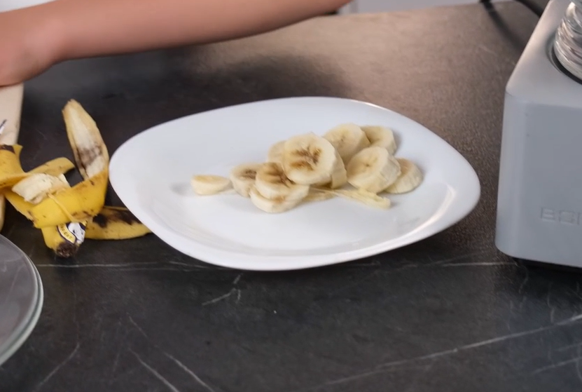 Банан чистим и нарезаем на шайбы. Перекладываем в тарелку и ставим в морозилку.